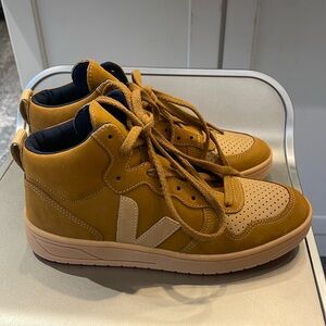 NIB VEJA V-15 NUBUCK HIGH TOP SNEAKER IN CAMEL DESERT. 39/8